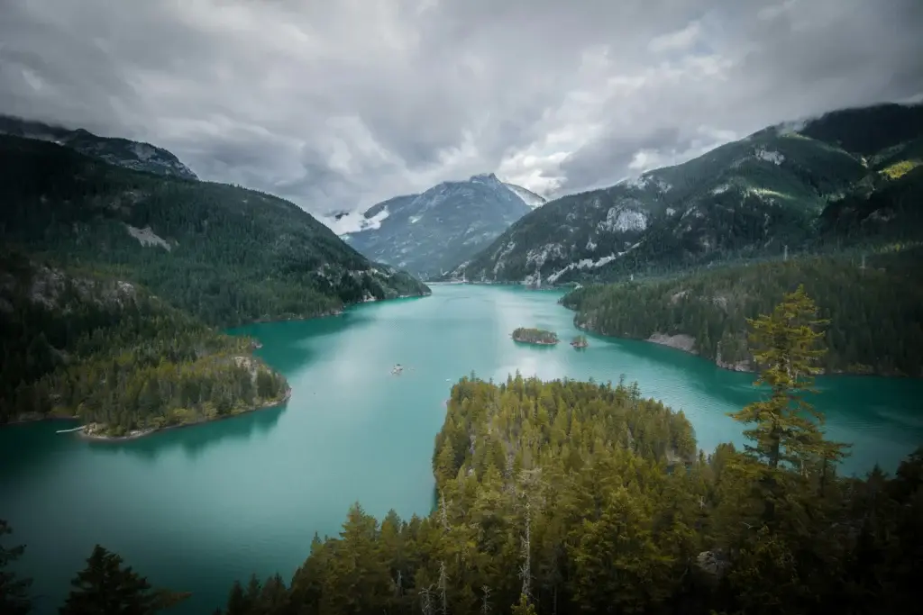 Photo showing an example of what is a closed loop cruise route through scenic mountain river valleys