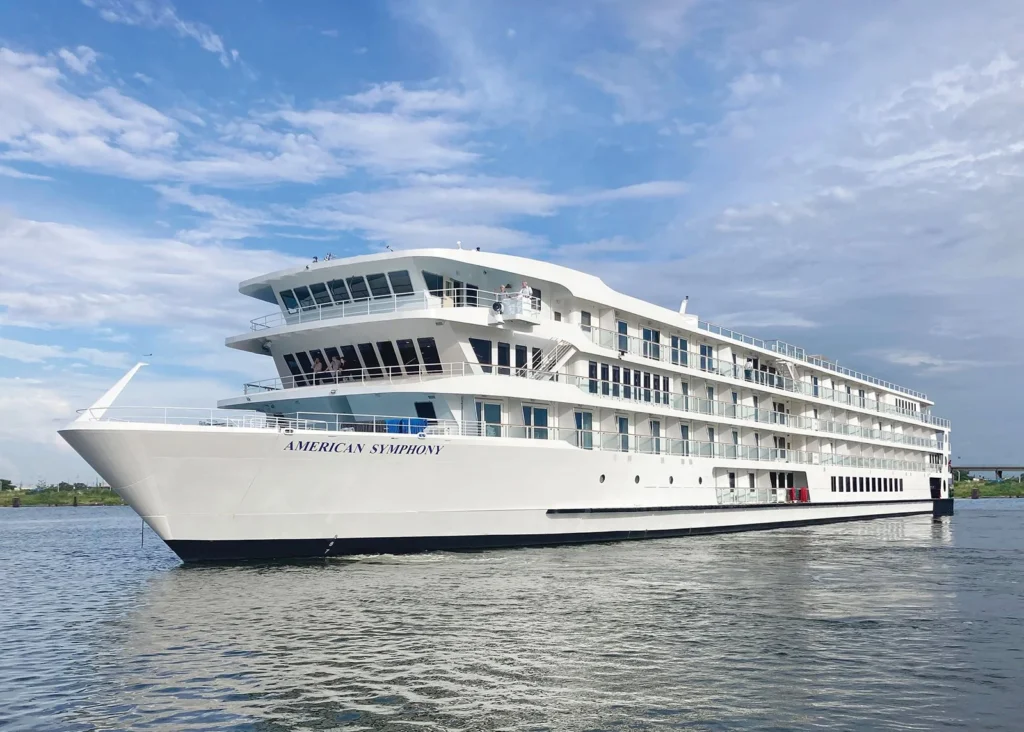 Photo of American Cruise Lines ship American Symphony on the river