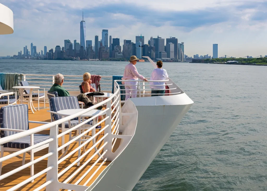 Photo passengers on deck of American Cruise Lines ship sailing along Hudson River cruise near NYC